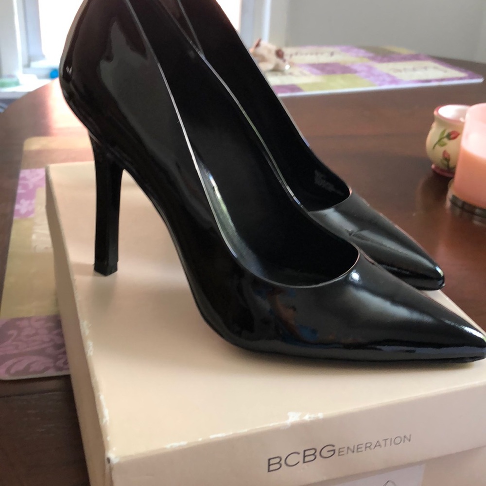 Barely ever worn sexy patent leather black pumps
